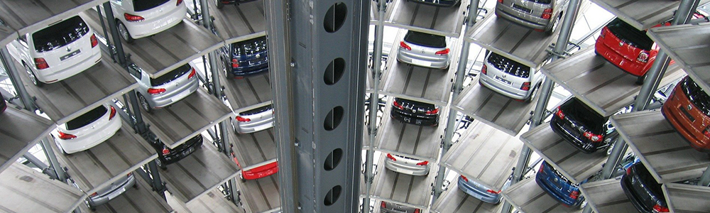 Auto-Lagerhalle mit vielen Etagen - dafür sind EDI-basierte Prozesse zwischen Automotive-Zulieferer und OEM erforderlich